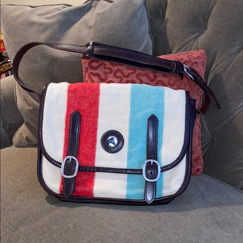 Stunning over the shoulder American capture bag.